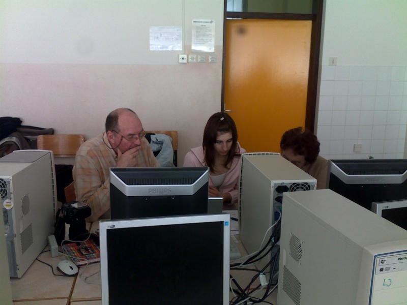 dijaki poučujejo starejše uporabe računalnika